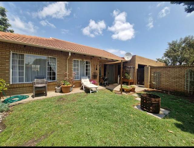 2 BEDROOM TOWNHOUSE FOR SALE IN SINOVILLE